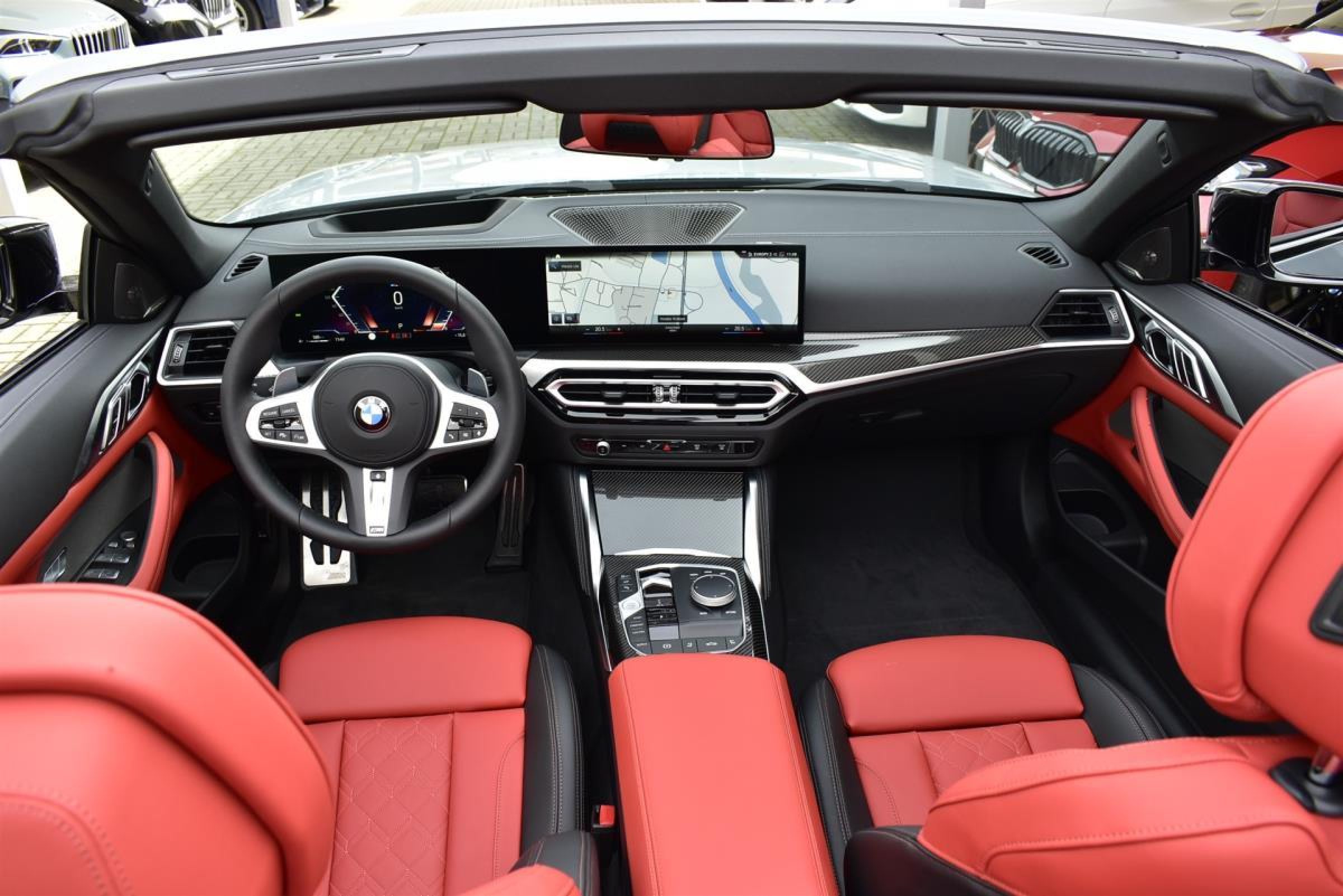 BMW M440i xDrive cabrio | české předváděcí auto | skladem | sportovní cabriolet | stylová šedá s červenou kůží | super výbava | výhodná cena | ihned k předání | nákup online | AUTOiBUY.com